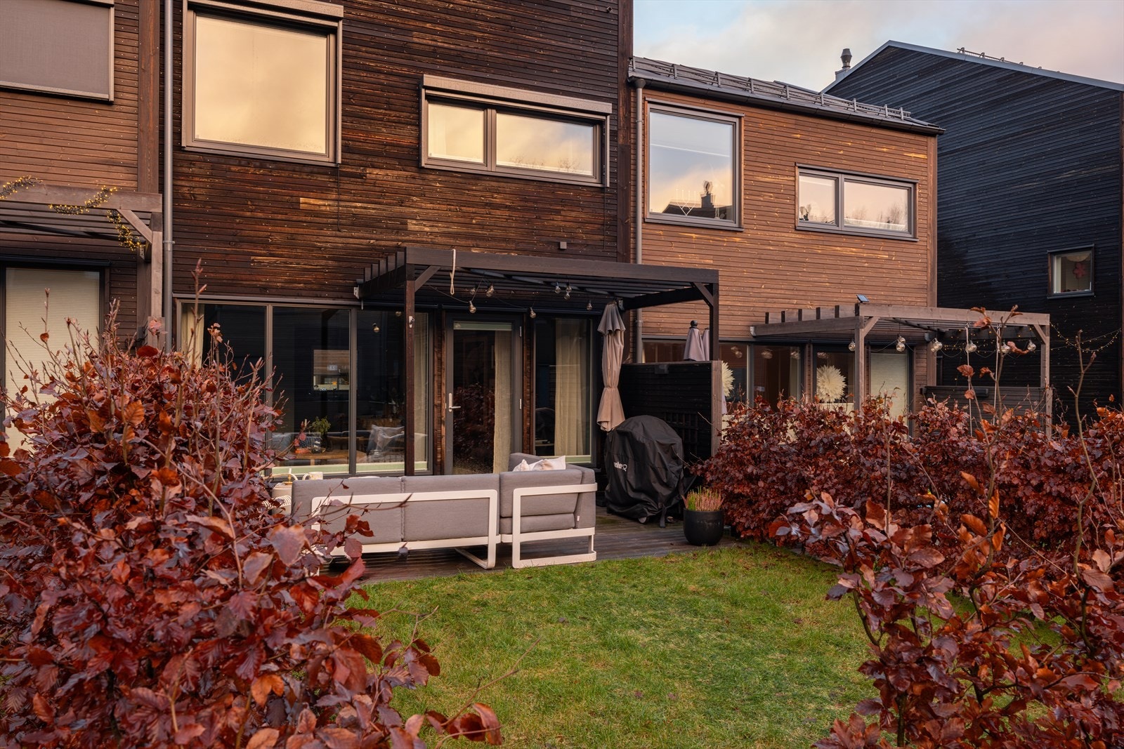 Her får du et familievennlig rekkehus over tre plan fra 2020 med flere uteplasser, 4 soverom, 2 bad og loftstue. Det medfølger og garasjeplass med ladestasjon. Galleribilde