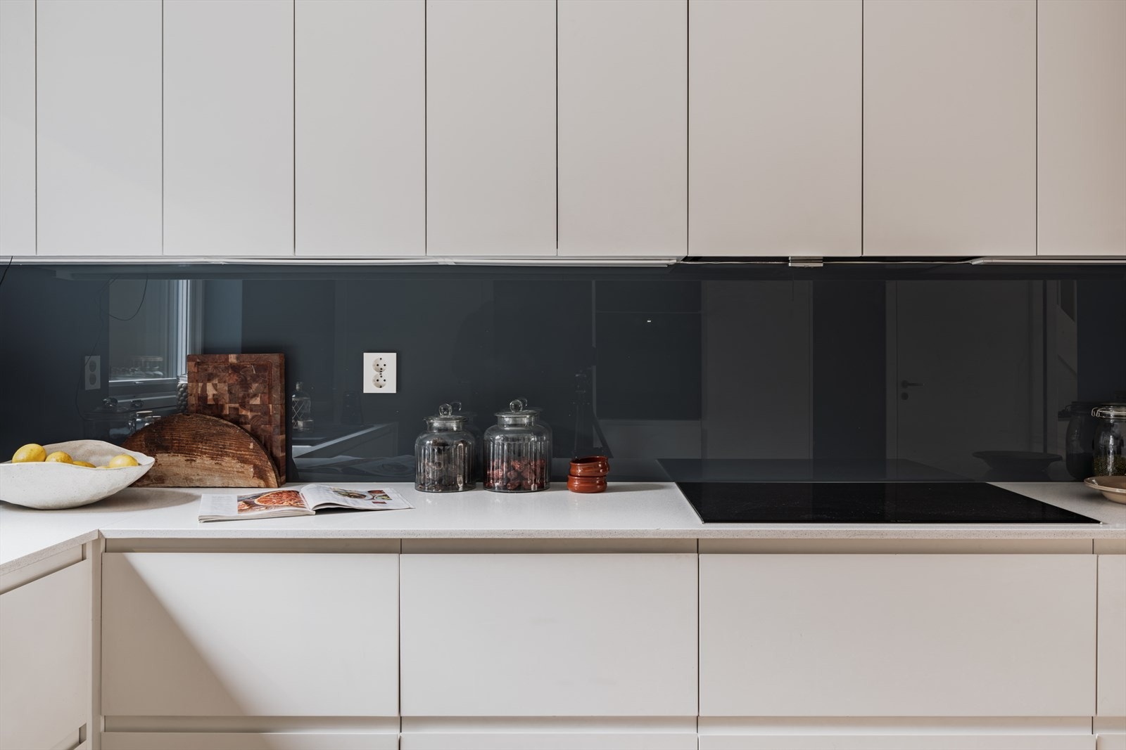 Kjøkkenet har en ekstra bred platetopp. Galleribilde