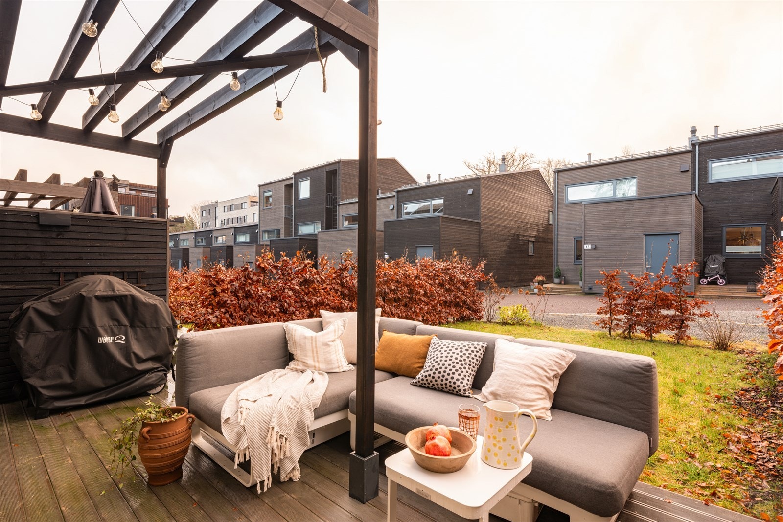 Terrassen har videre adkomst til hage som er pent opparbeidet med hekk, og byr på fine soner for både avslapning og sosiale sammenkomster. Galleribilde