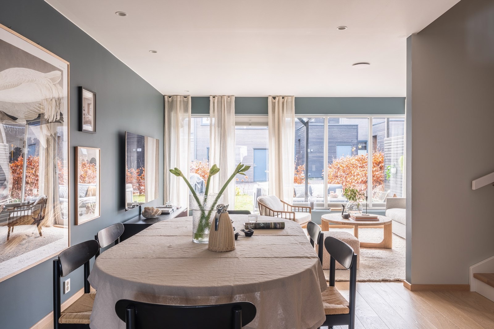 Boligen varmes opp med vannbåren gulvvarme i alle rom med parkettgulv, foruten soverommene. Varmen kommer fra fjernvarmeanlegg, som også sørger for varmt tappevann. A-konto fyring og varmtvann er inkludert i fellesutgiftene. Galleribilde