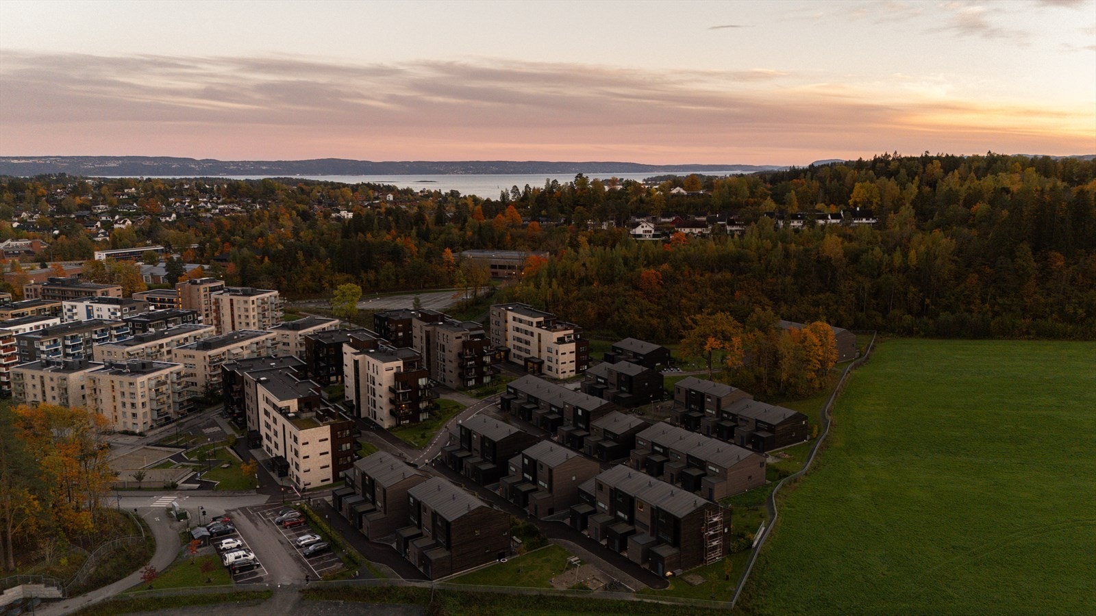 På attraktive Vestre Billingstad finner du denne familievennlige boligen, ideelt plassert mellom Asker og Sandvika og med umiddelbar nærhet til både natur og fjord. Galleribilde