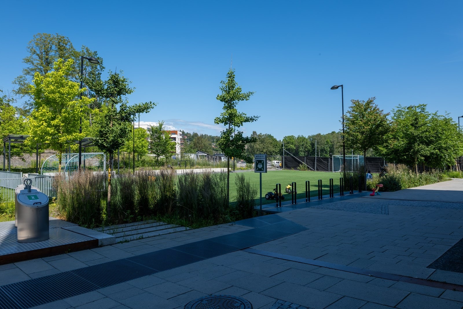 Du finner og en kunstgressbane like ved boligen. Galleribilde