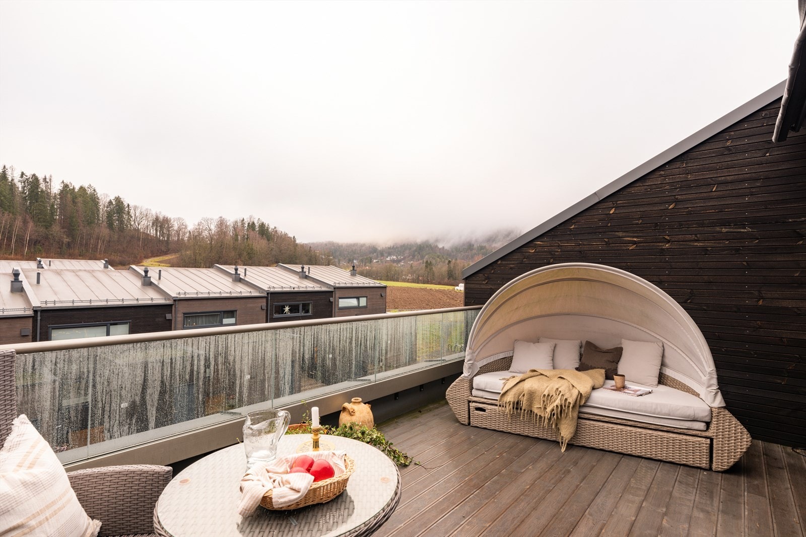 Den andre uteplassen er beliggende i øverste etasje og er på ca. 16 kvm. Her får du et flott utsyn over nærområdet og grønne omgivelser, og en skjermet sone som egner seg godt til hyggelige kvelder. Galleribilde