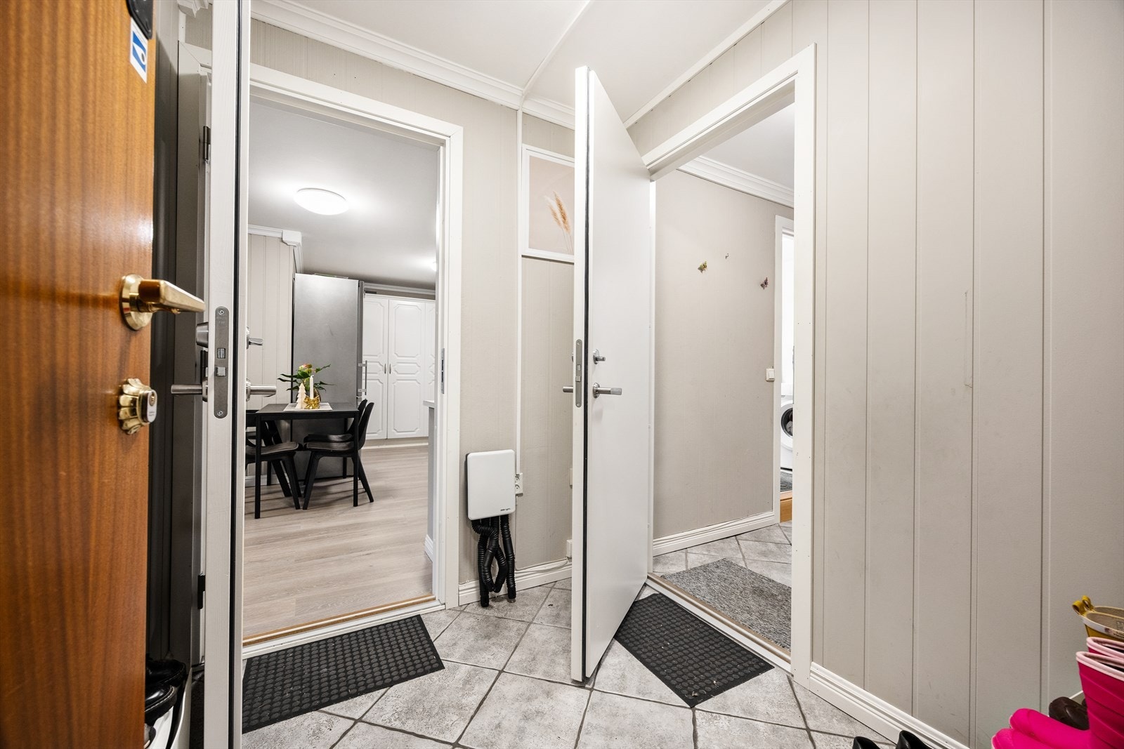 Leiligheten har felles entré hvor dørene fører til den første delens ene soverom og stue-/kjøkken, og til den andre delens gang Galleribilde