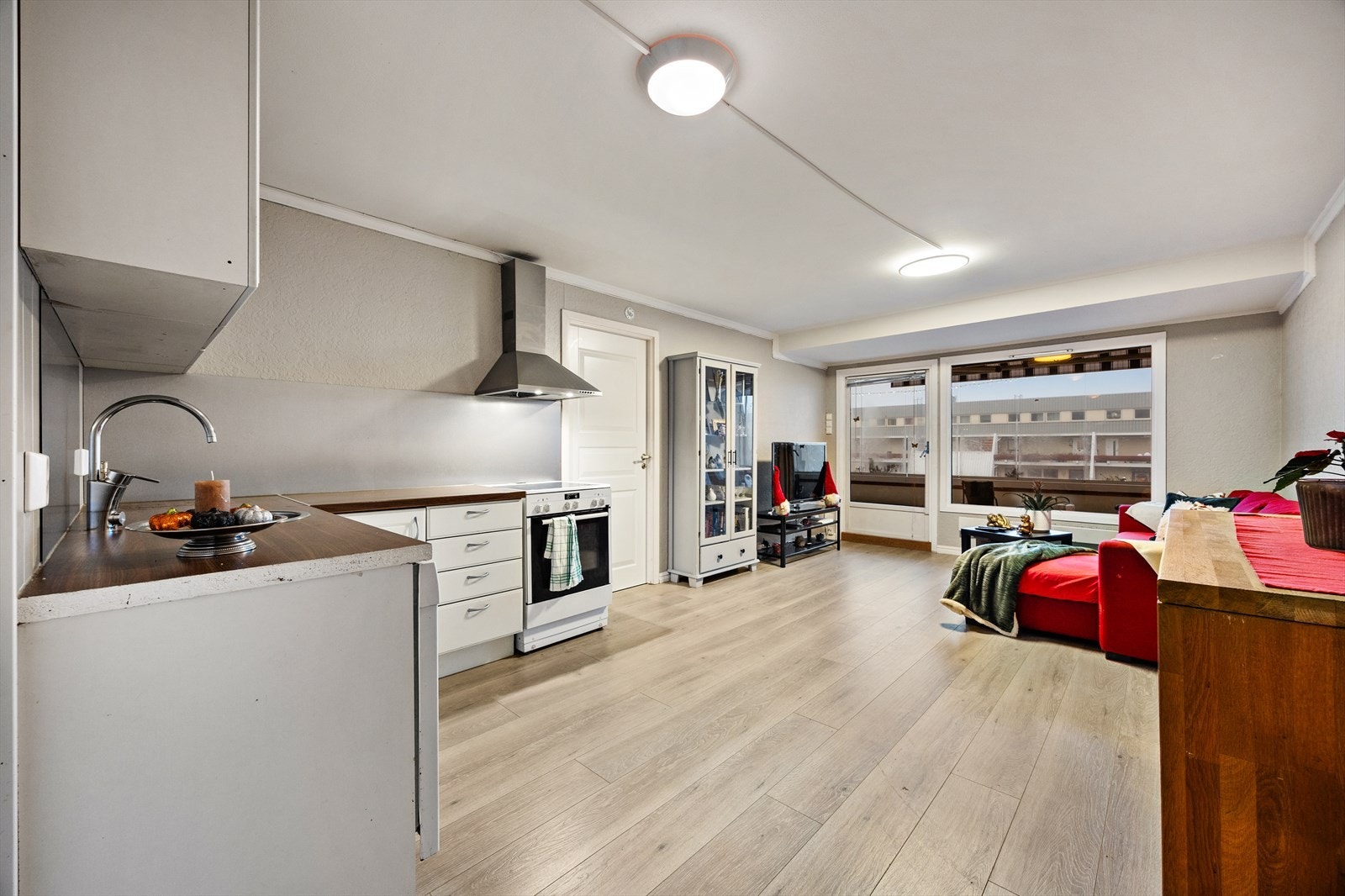 I stuen er det god plass til både sofagruppe og spisebord Galleribilde