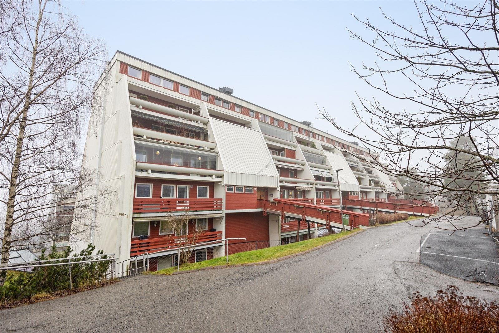 Herfra er det kort gangavstand til Stovner senter med tilhørende T-banestasjon samt et godt utvalg av diverse butikker Galleribilde