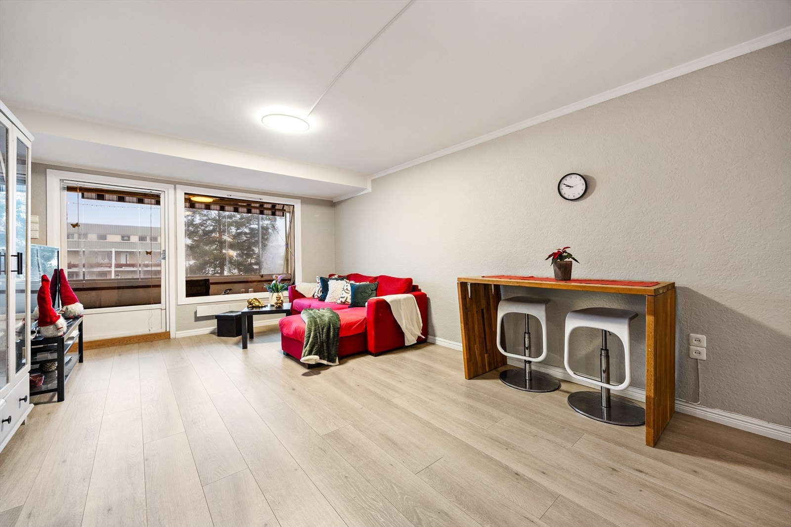 Overflatene er lysmalte, og gulvet er belagt med laminat Galleribilde