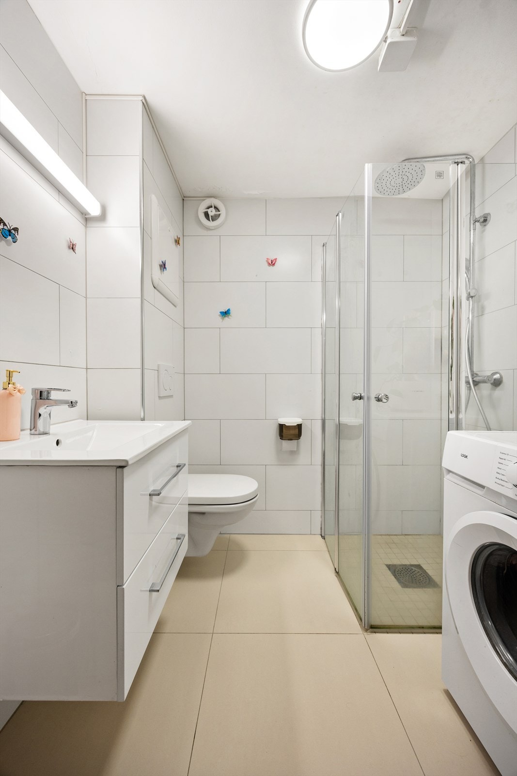 Pent flislagt bad, oppusset i 2023, med varmekabler i gulvet Galleribilde