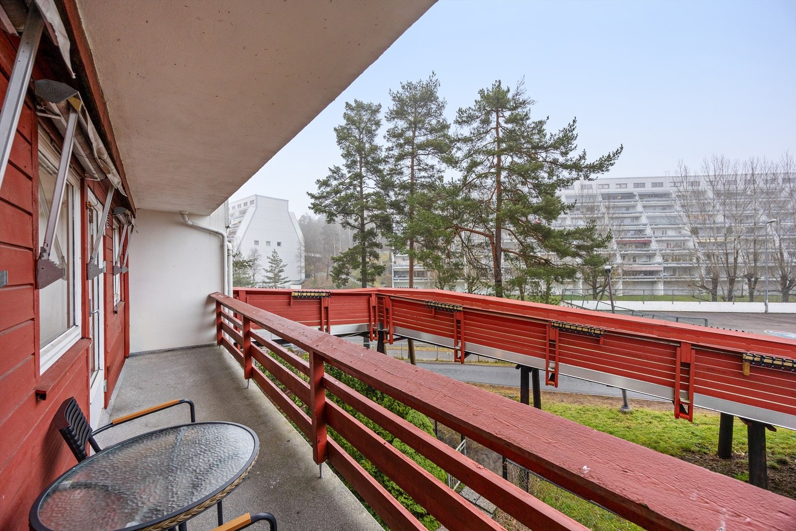 Fra stuen er det utgang til overbygd balkong på 8 m² Galleribilde