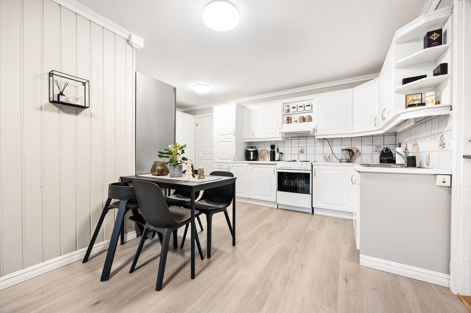 Med åpen løsning mot stuen blir kjøkkenet en sosial sone, også under matlagingen Galleribilde