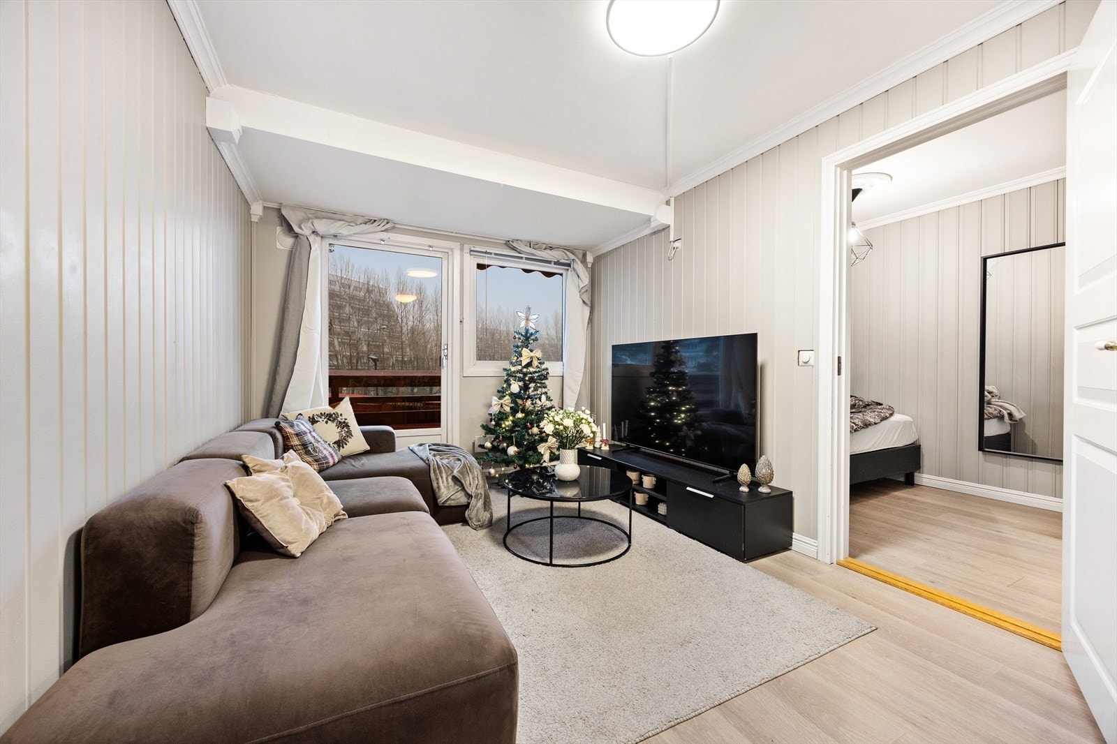 Boligen ble i 2023 oppgradert av fagfolk med bla. nye innvendige dører, gulv og lister Galleribilde