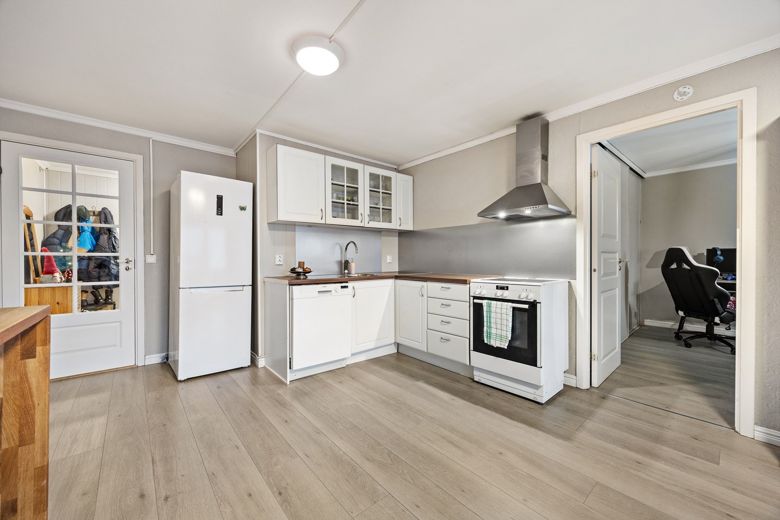 Her er det også lys og åpen stue-/kjøkkenløsning Galleribilde