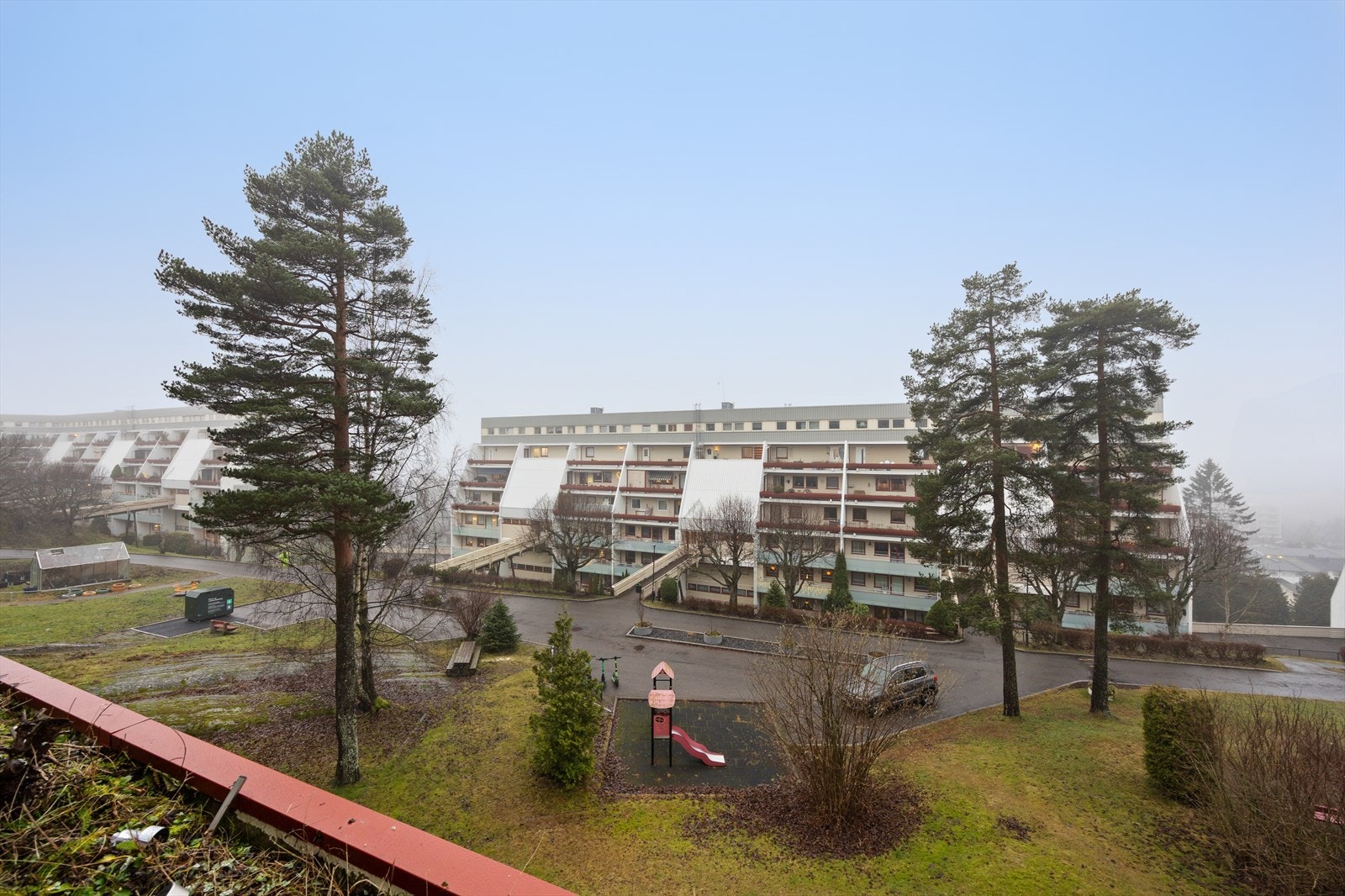 Fra balkongen er det utsyn over felles grøntarealer Galleribilde