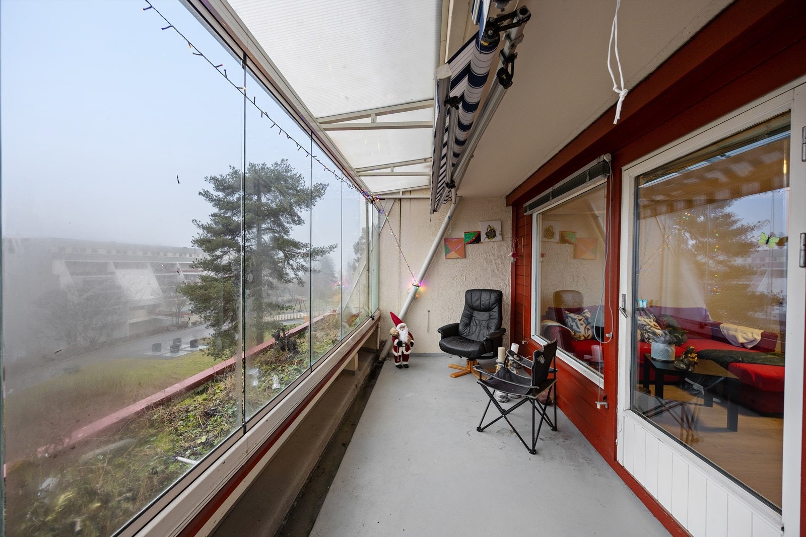 Meget romslig 5-roms i to deler, med blant annet to store balkonger, to delikate bad oppusset i 2023, totalt tre soverom og medfølgende garasjeplass Galleribilde