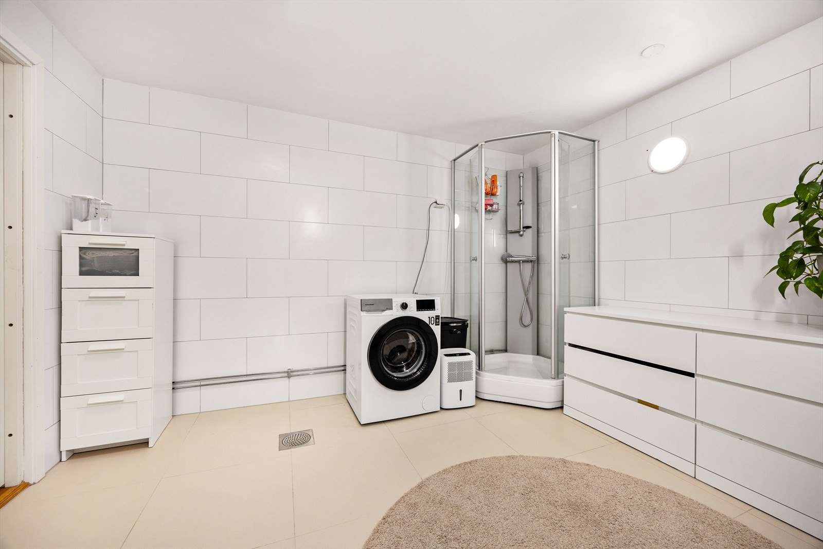 I tillegg er det opplegg og plass til både vaskemaskin og tørketrommel Galleribilde