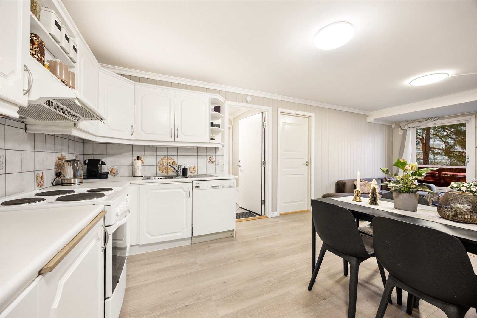 I innredningen er det opplegg og plass til komfyr, oppvaskmaskin og frittstående kjøleskap Galleribilde