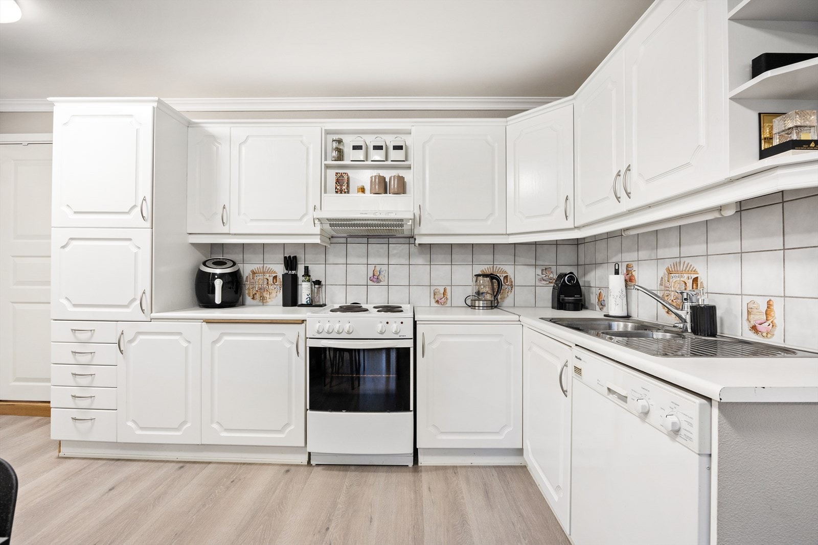 Innredningen har profilerte fronter og laminerte benkeplater Galleribilde