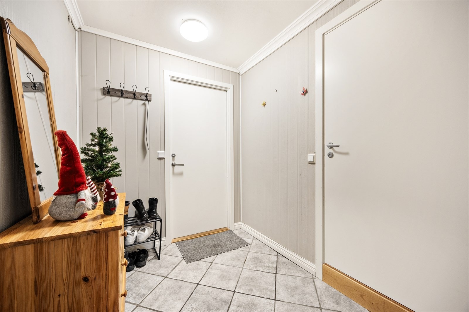 Entréen og gangen rommer oppheng og skoskap Galleribilde