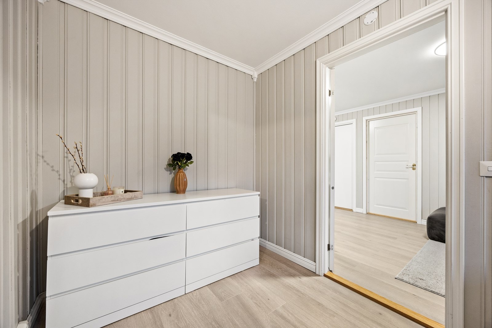 Det største soverommet har plass til dobbeltseng og garderobeskap Galleribilde