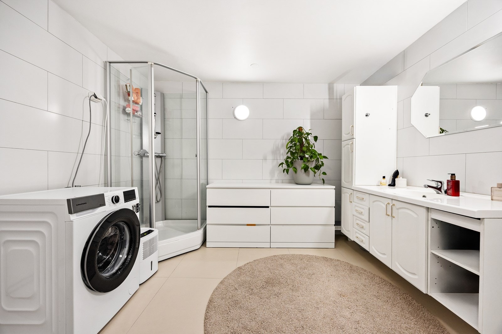 Meget romslig og pent flislagt bad, oppusset i 2023, og med lunende varmekabler i gulvet Galleribilde