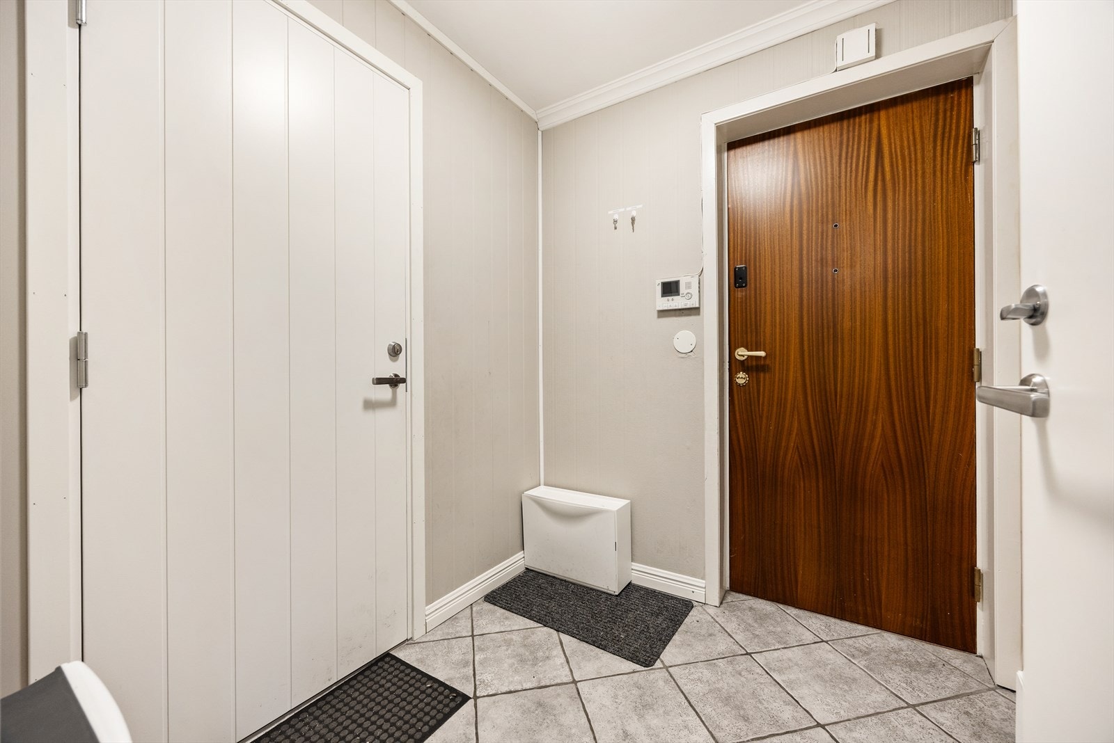 Det er lagt beskyttende fliser på gulvet Galleribilde