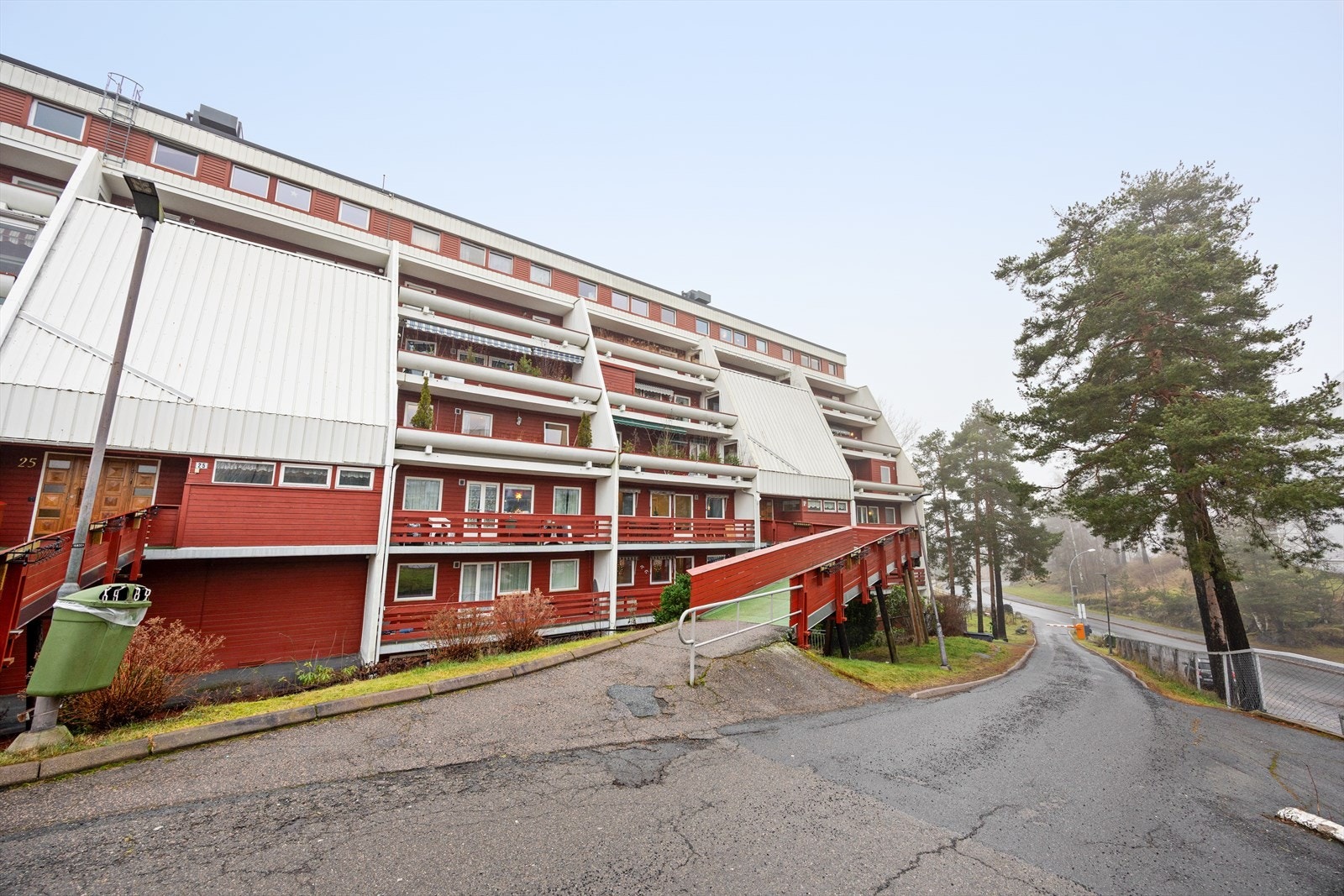 En rekke fritidstilbud i området som setter både barn og voksne i aktivitet, som golfbane, tennisbane, kunstgressbane, idrettshall, slalåmbakke, klatre- og ridesenter Galleribilde