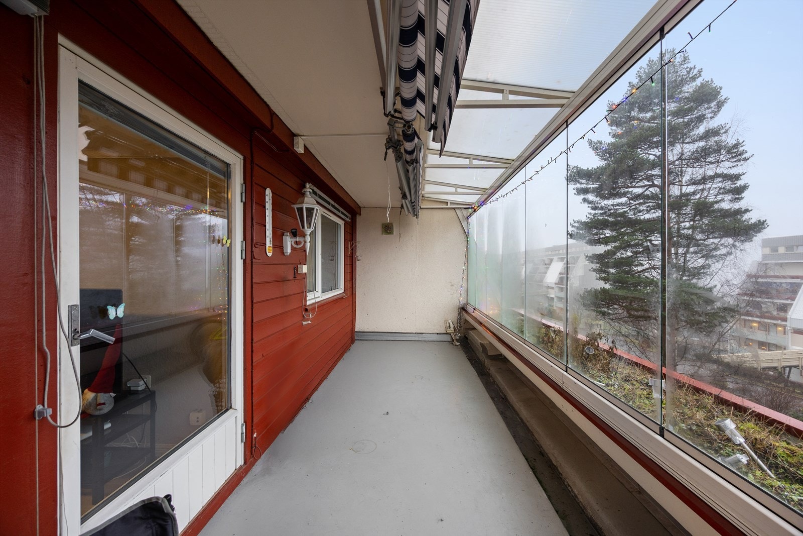 Stor og innglasset balkong på hele 15 m², vendt mot vestlige solforhold Galleribilde