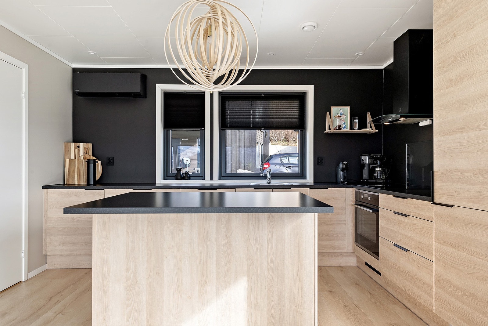 Moderne kjøkken fra AUBO med kjøkkenøy. Galleribilde