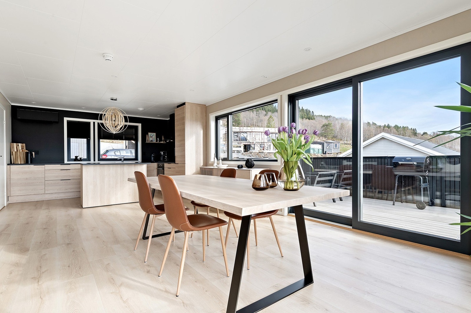 Vindusflater fra gulv til tak gir ekstra godt lysinnslipp. Galleribilde