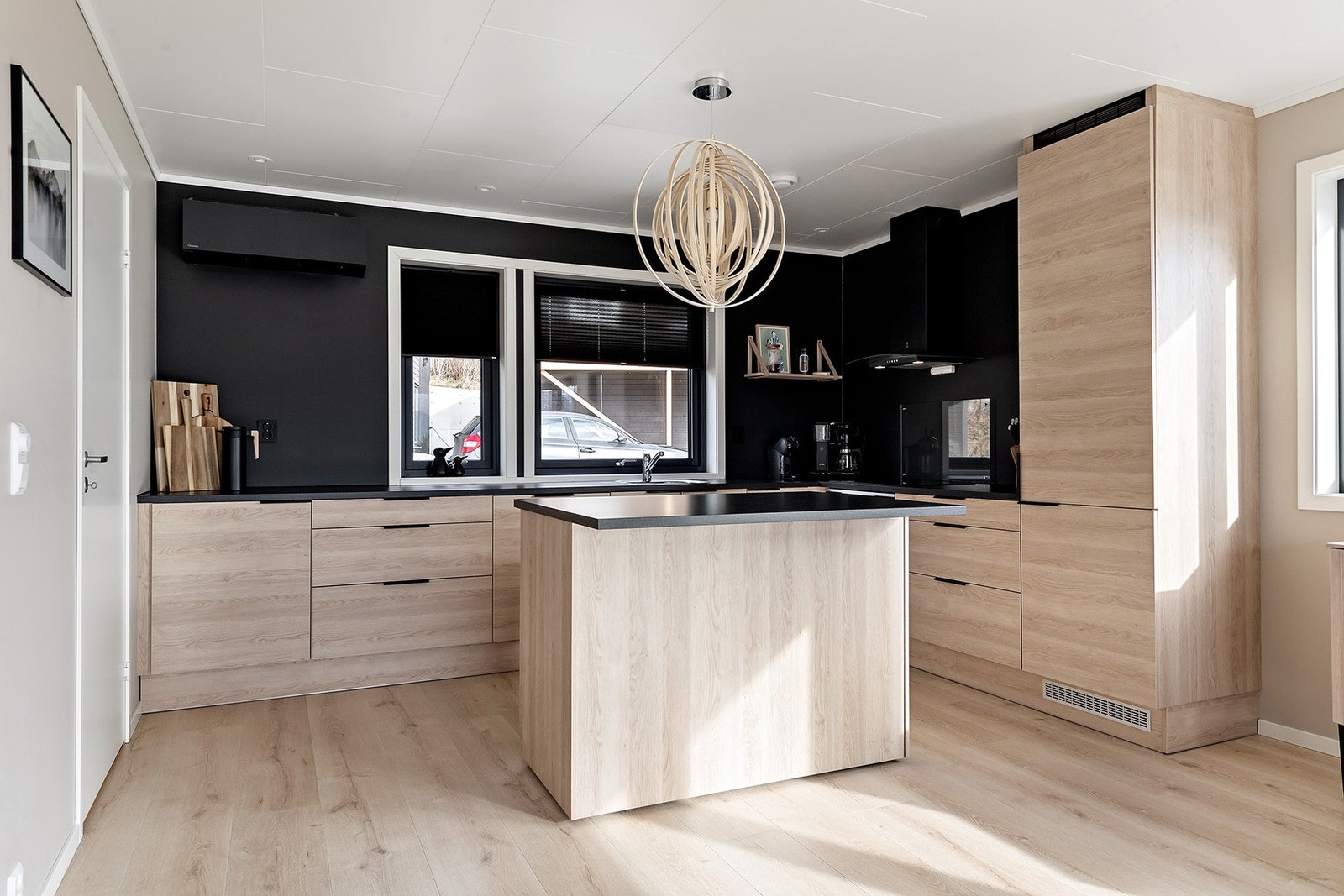 Kjøkkenet er utstyrt med integrerte hvitevarer, inkludert et kombinert kjøle- og fryseskap, oppvaskmaskin, stekeovn, og en induksjons topp. Galleribilde