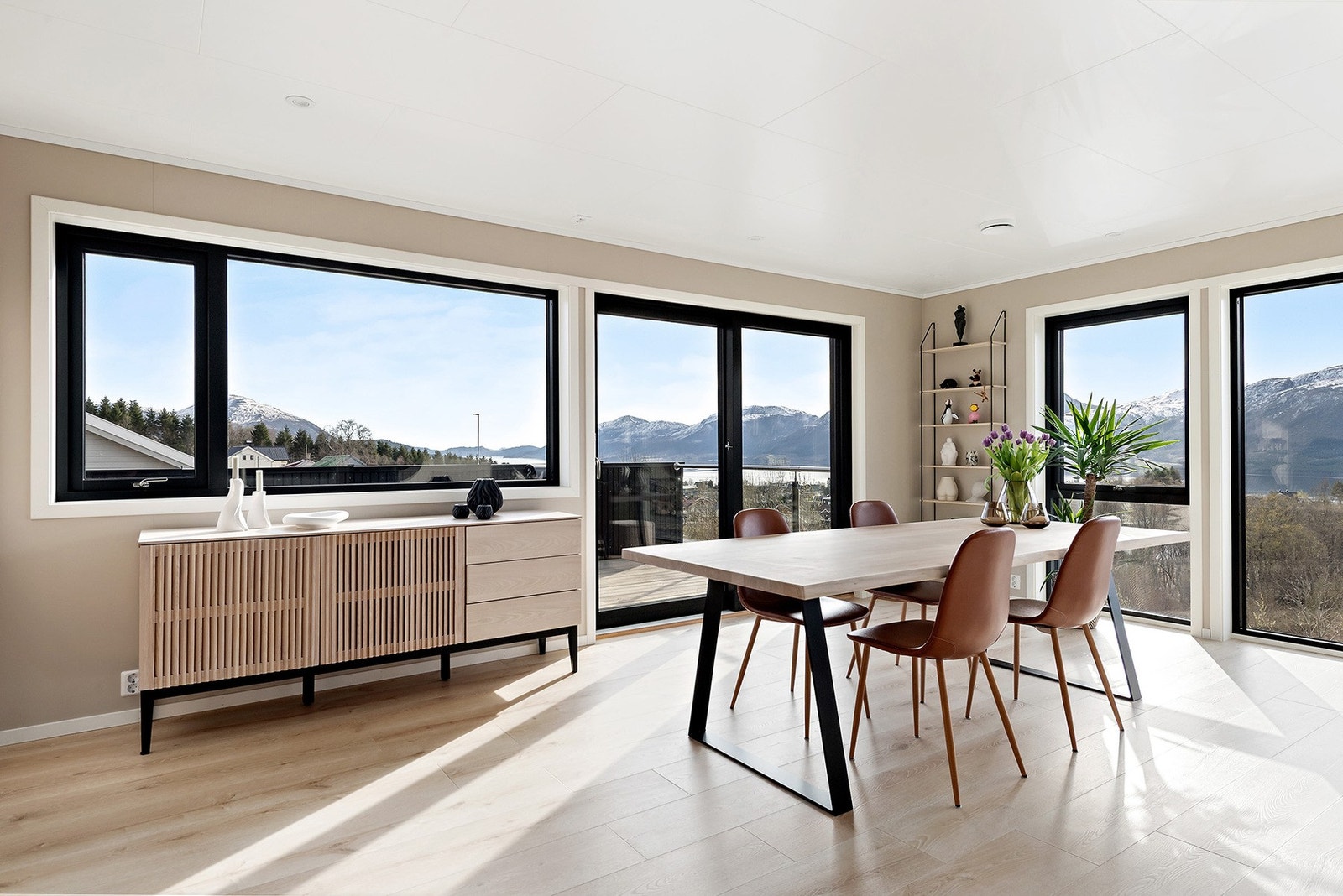 Stor stue med åpen løsning mot spisestue og kjøkken. Spisestuen har tilkomst til veranda (15 m²) Galleribilde