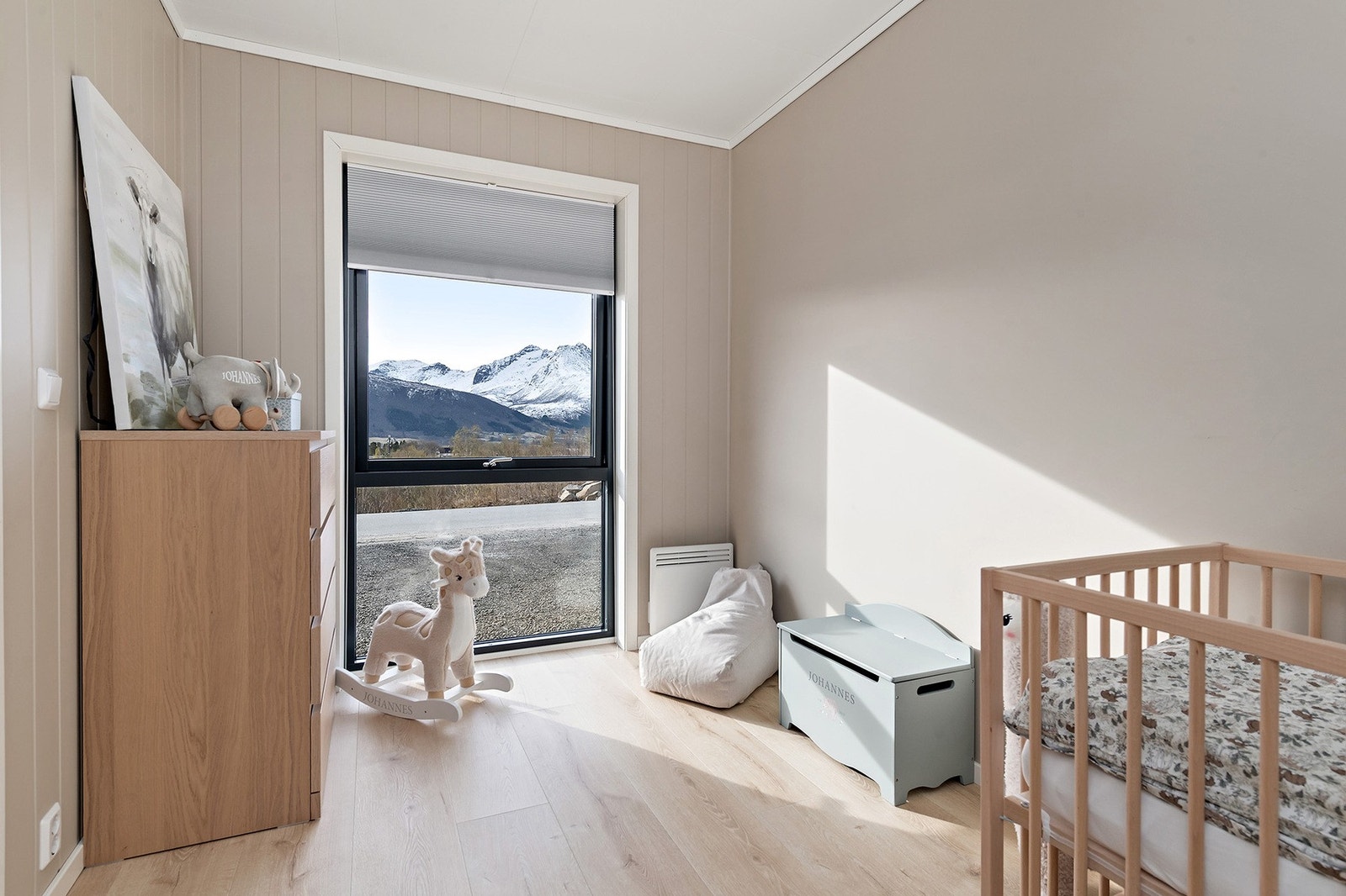 Boligen har 3 soverom, der to av soverommene er i 1. etasje og ett soverom i øvre etasje. Galleribilde