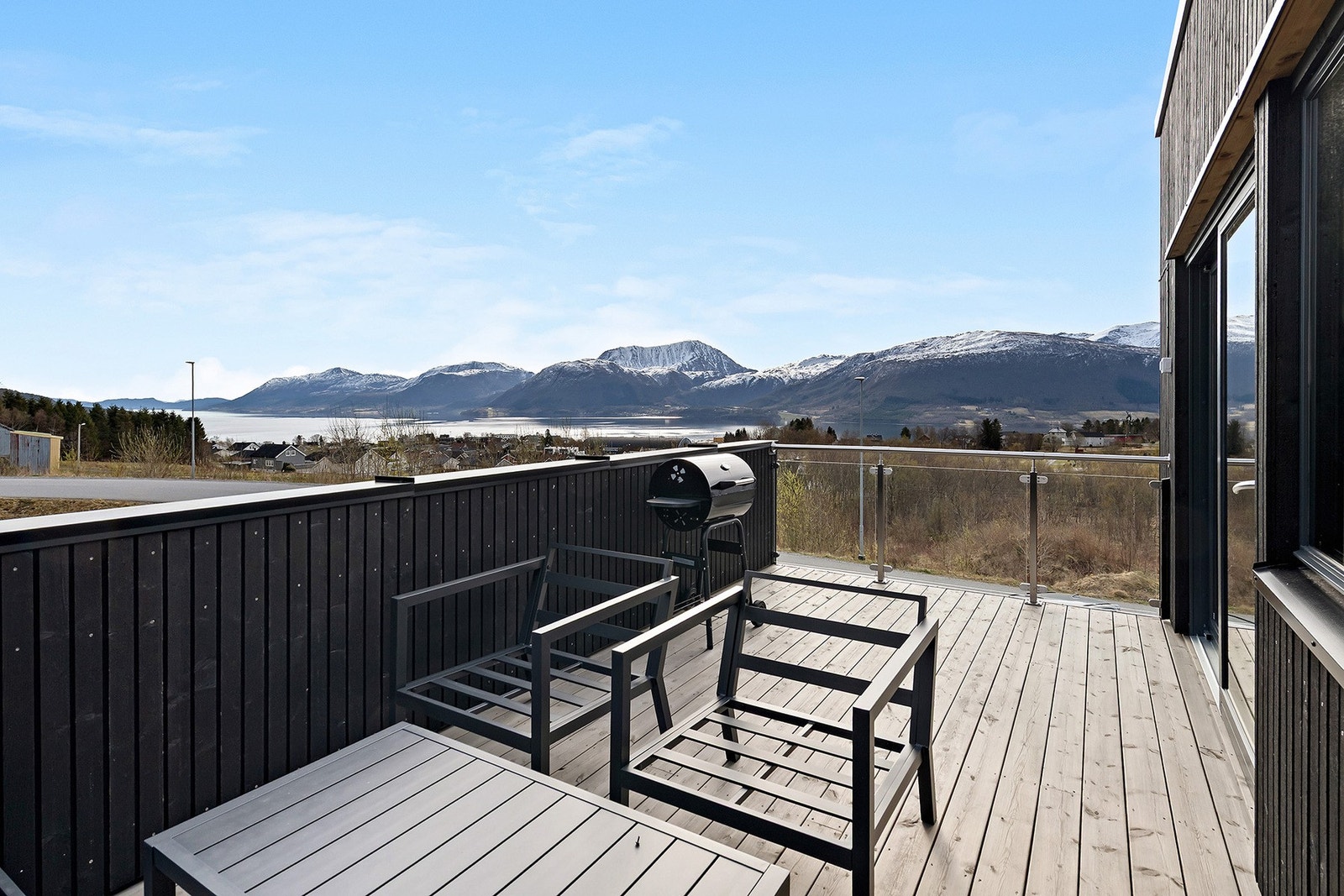 Skjermet veranda med glass-rekkverk ut mot utsikten. Gode solforhold og nydelig panoramautsikt. Galleribilde