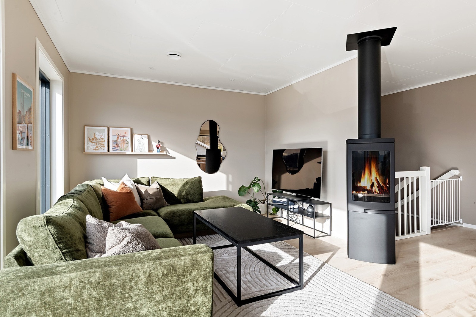 Lyse moderne farger på vegger og laminat gulv. Galleribilde