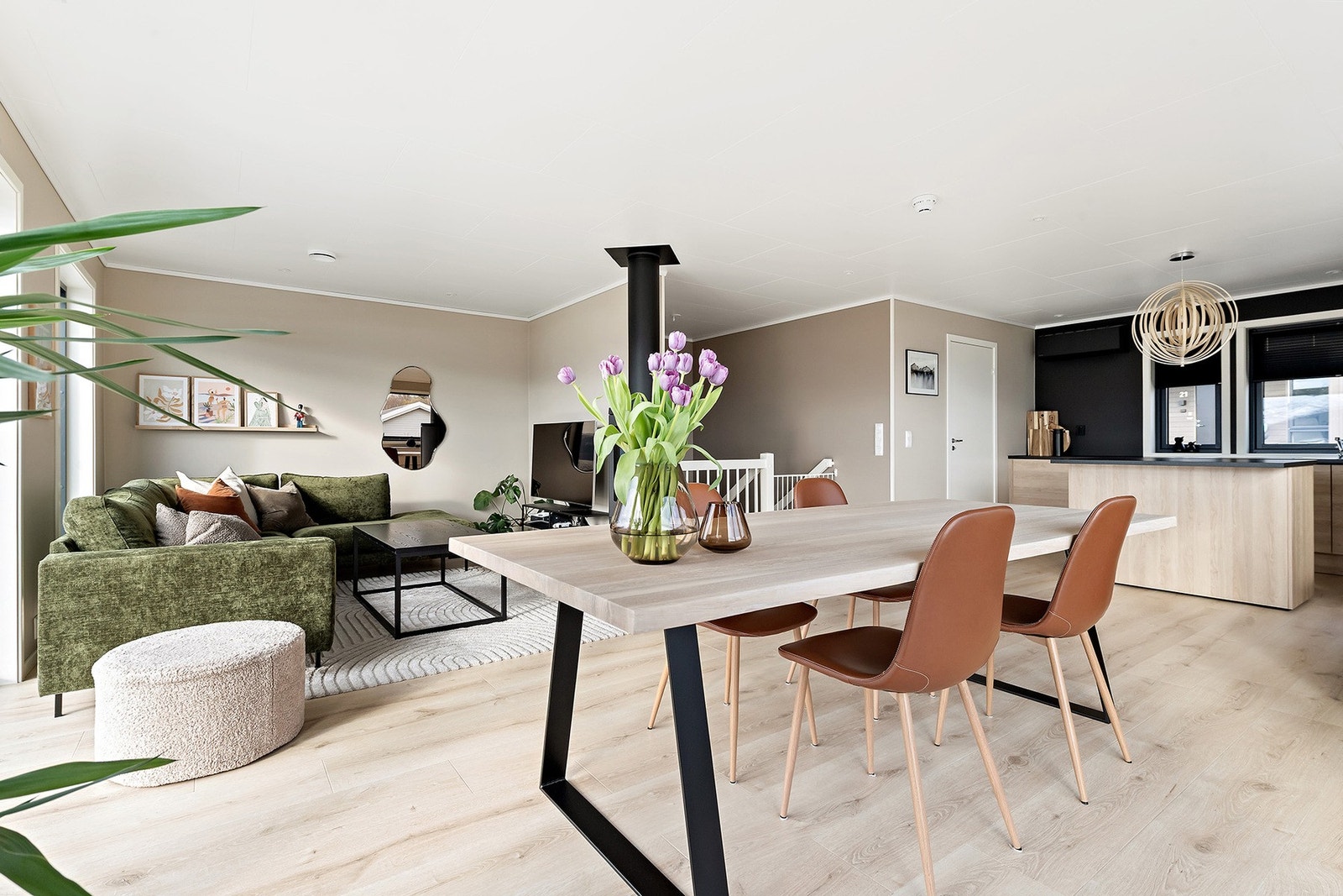 Moderne og varme farger gir etasjen en god atmosfære Galleribilde