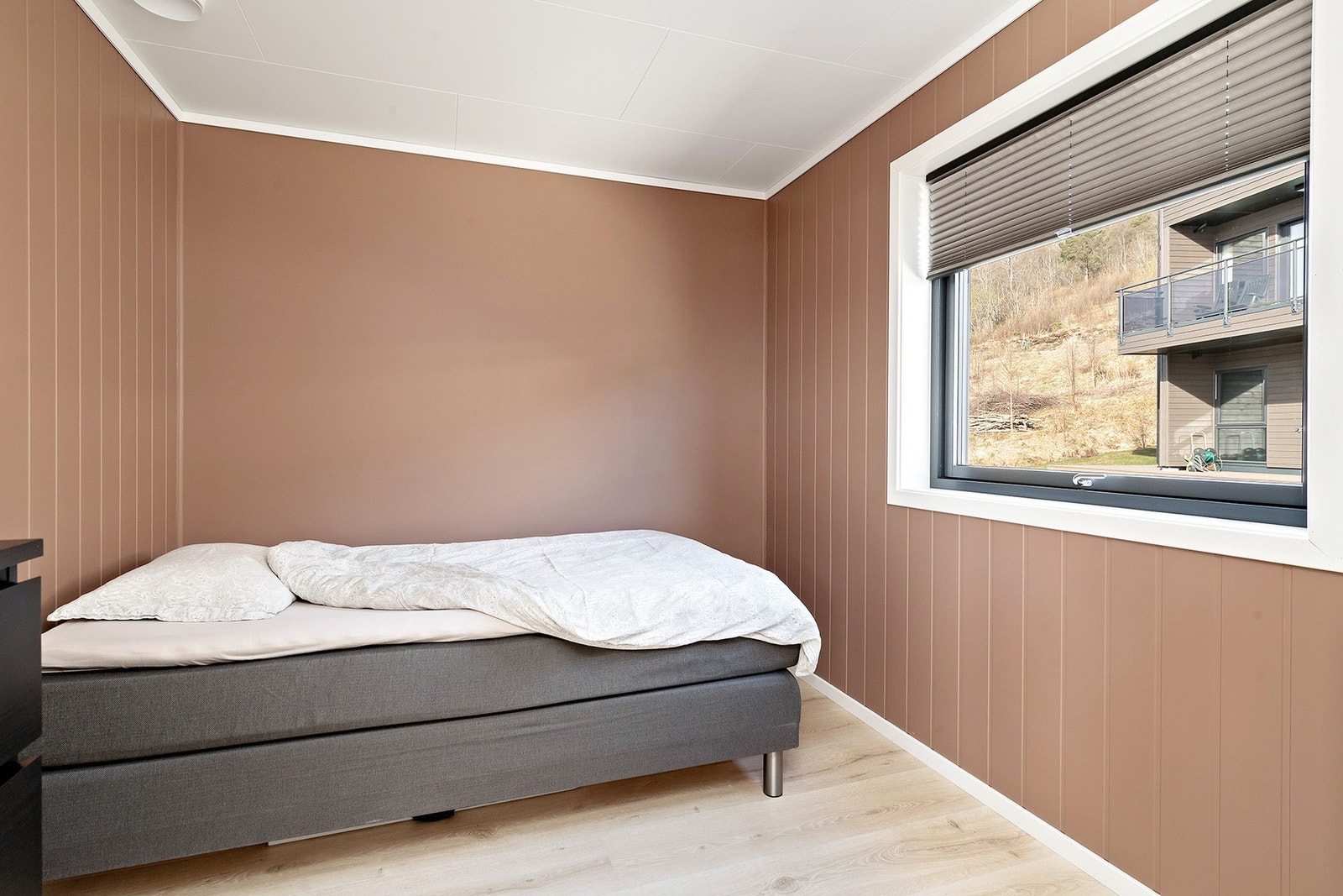 Boligen har ett soverom i andre etasje og 2 i første etasje. Galleribilde