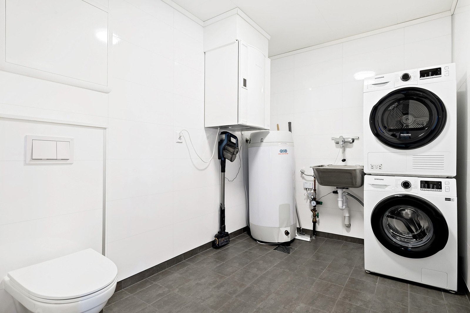 Praktisk separat vaskerom. Rommet har gulvvarme og et toalett. Galleribilde