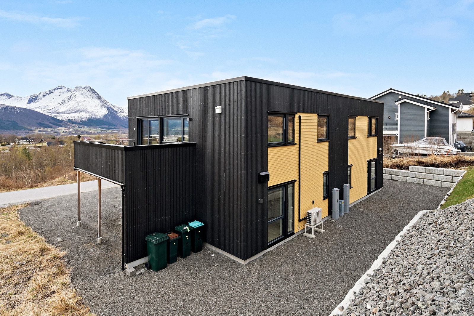 Moderne funkisstil med flere muligheter ute rundt huset Galleribilde