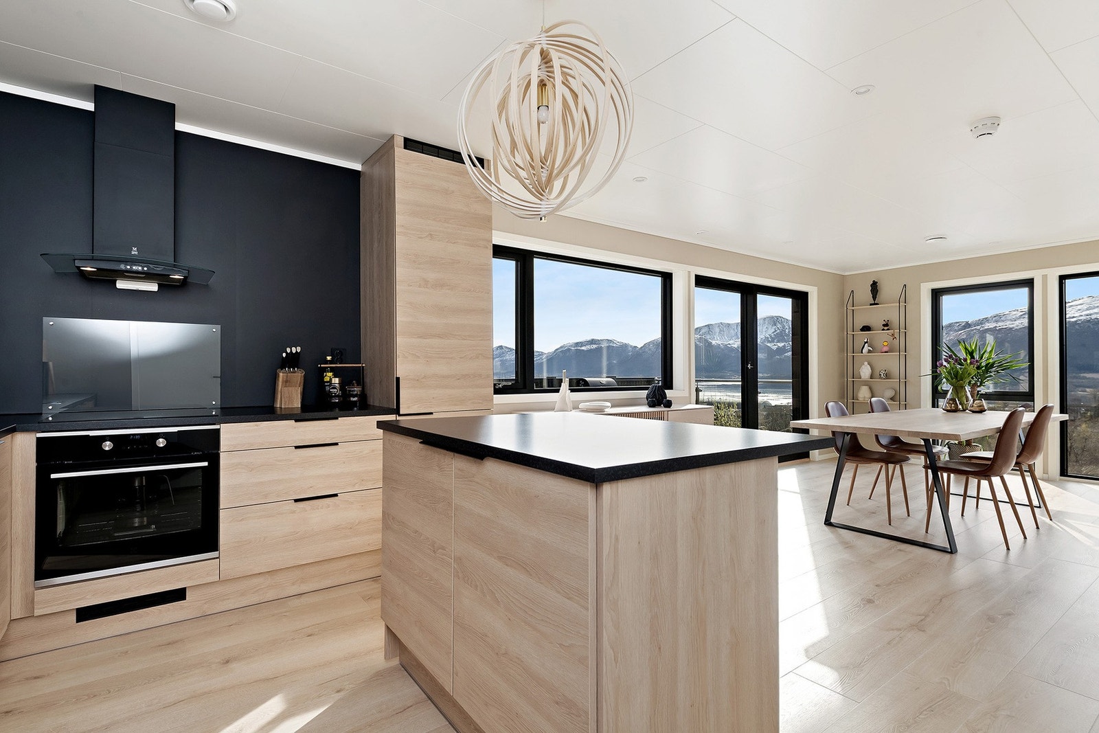 Åpen stue/kjøkken løsning med kjøkkenøy sosialt til spiseplass. Galleribilde