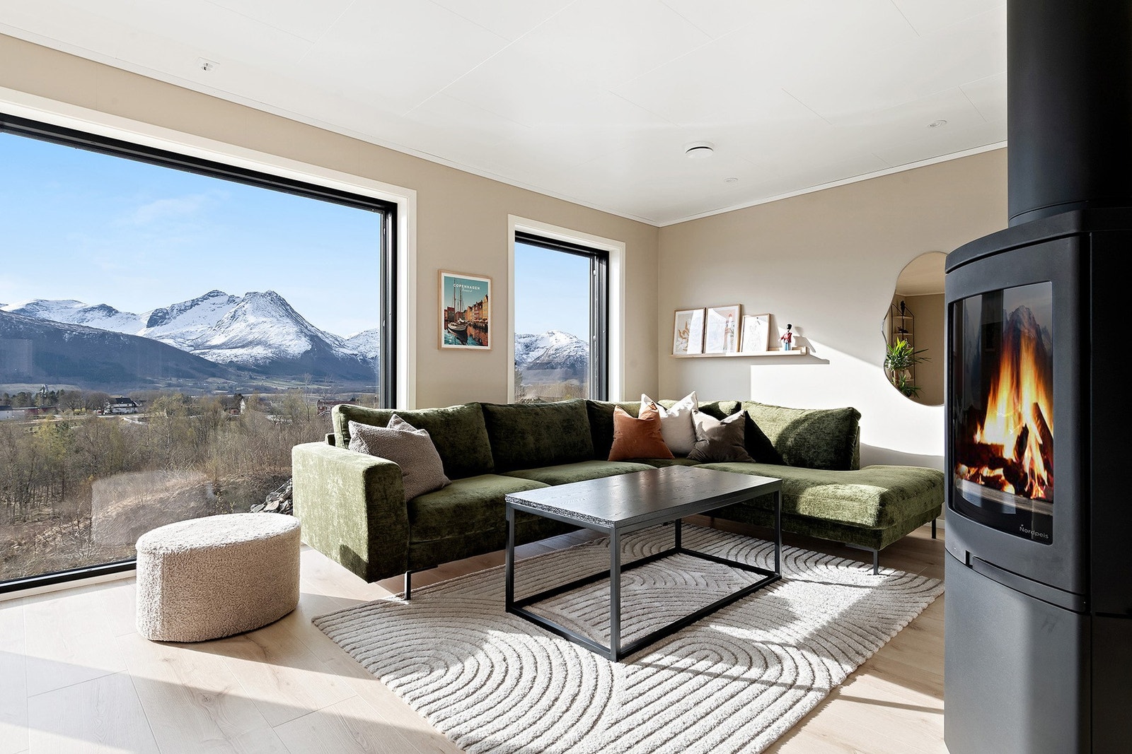 Lys og koselig stuekrok med vedovn. Galleribilde