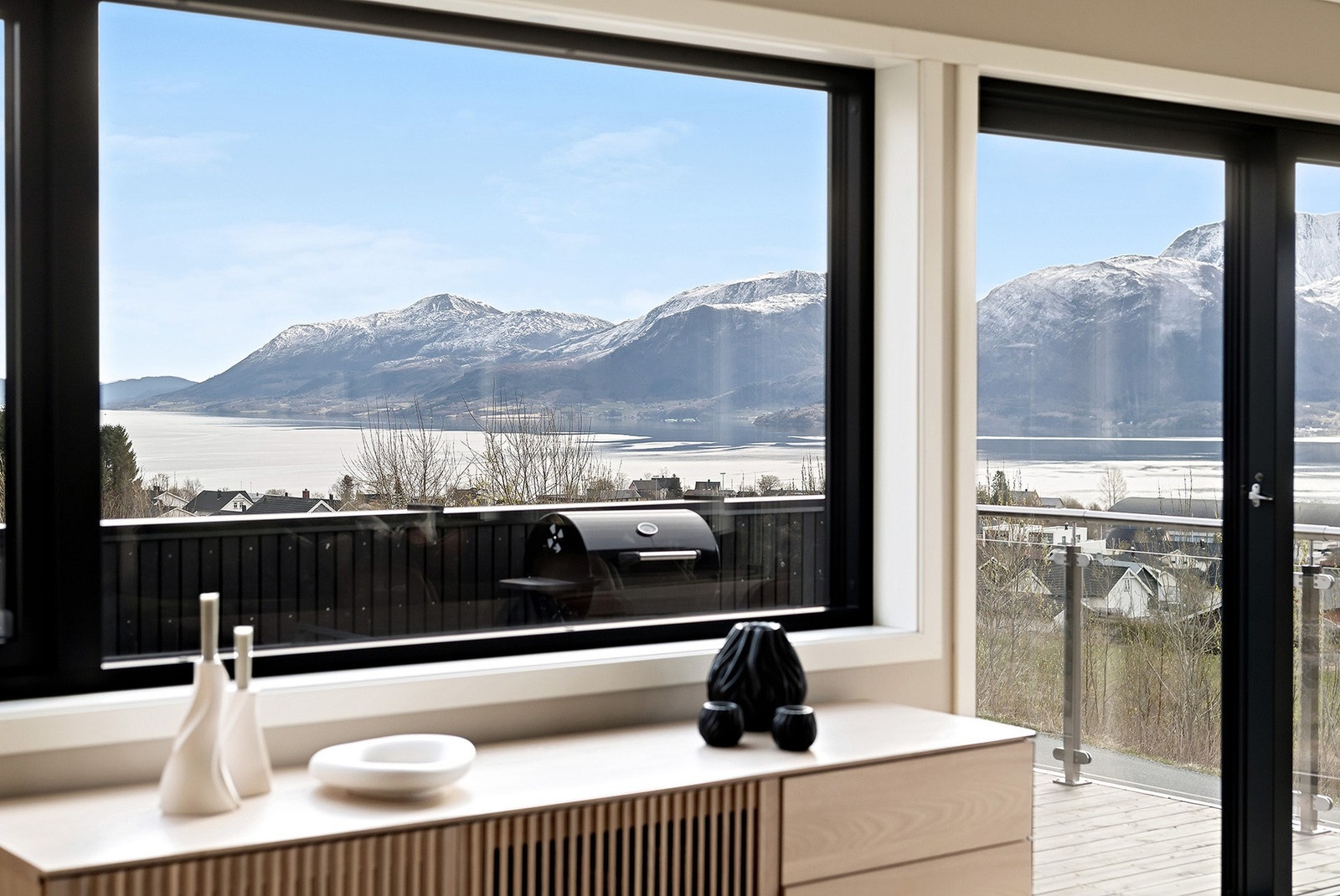 Flott utsikt over fjord og fjell! Galleribilde