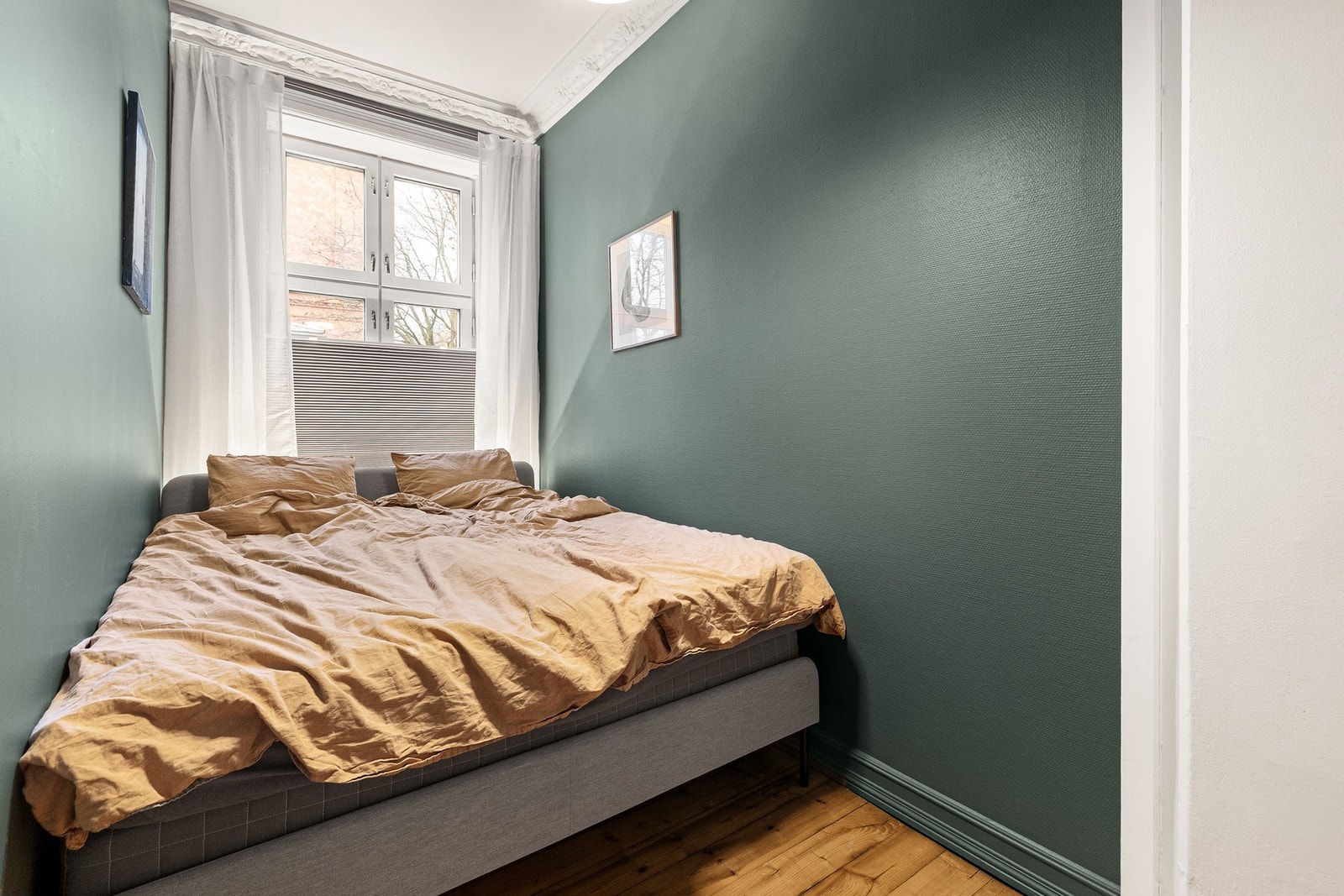 Det ene brukes som soverom og har plass til dobbeltseng samt garderobeløsninger. Galleribilde