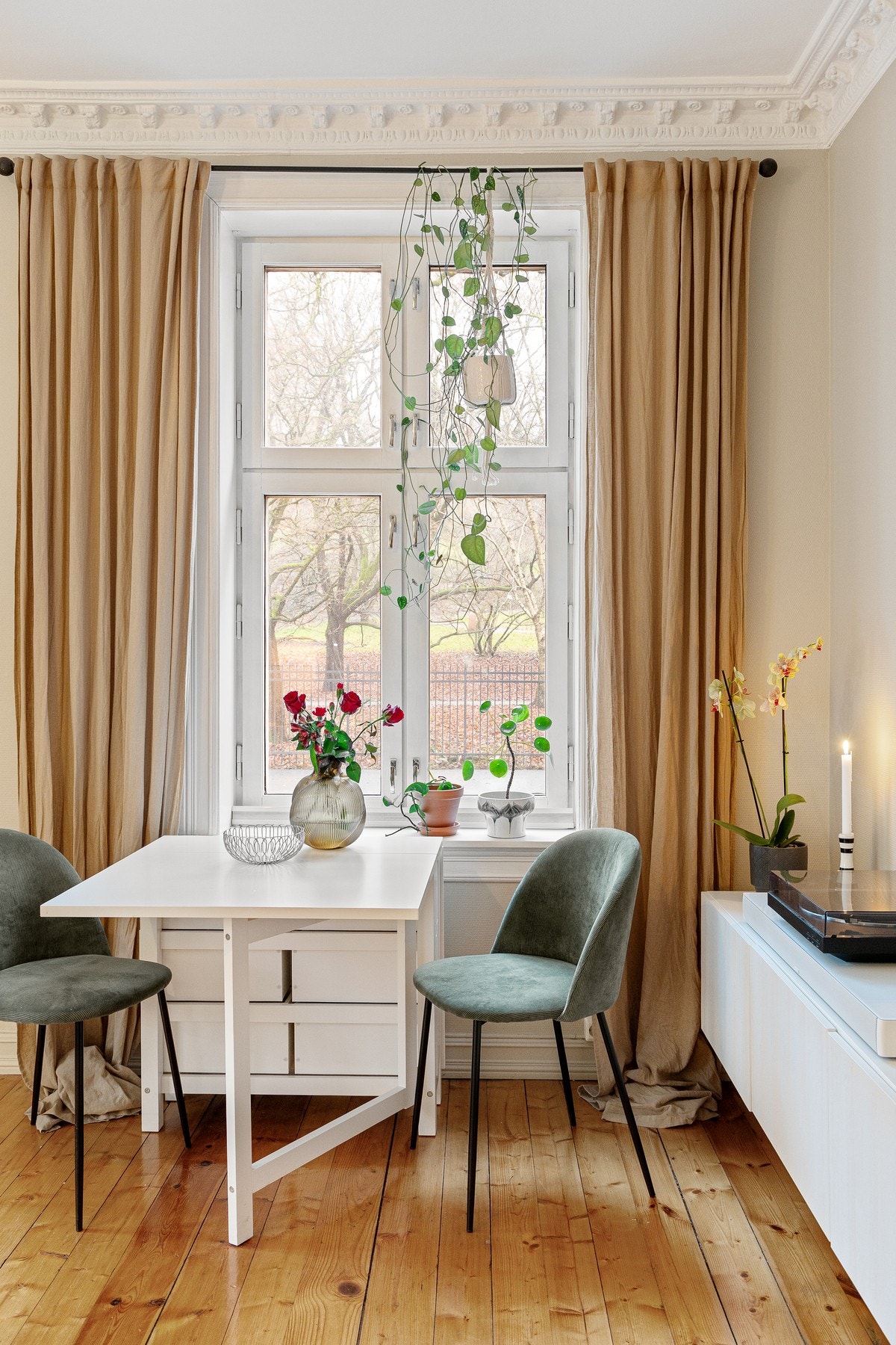 God plass til en hyggelig spisesone i stuen. Galleribilde