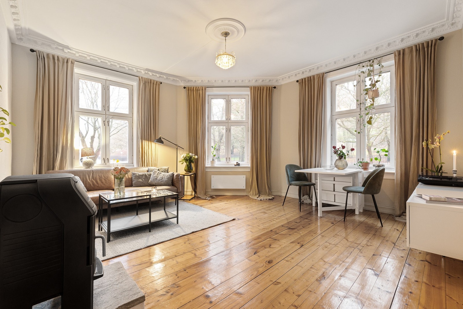 Her er det god plass til både sofagruppe og spisebord. Galleribilde