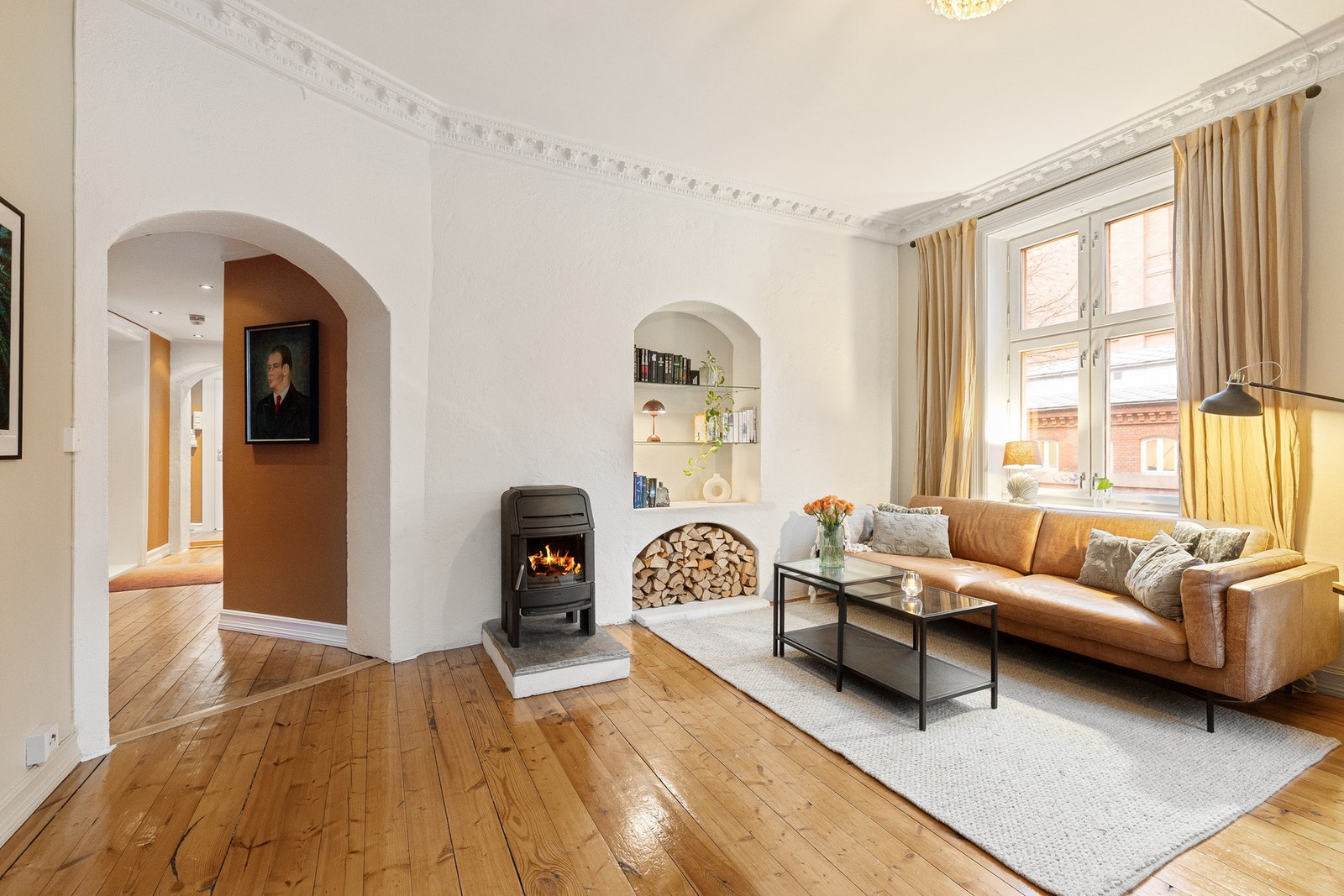 Den gode takhøyden og hjørnebeliggenheten skaper en luftig og elegant atmosfære. Galleribilde