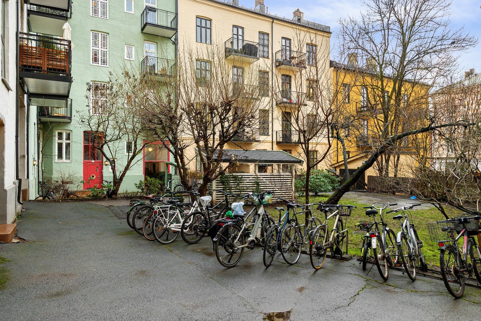 Borettslaget har nydelige, grønne og skjermede fellesarealer med lukket bakgård. Galleribilde
