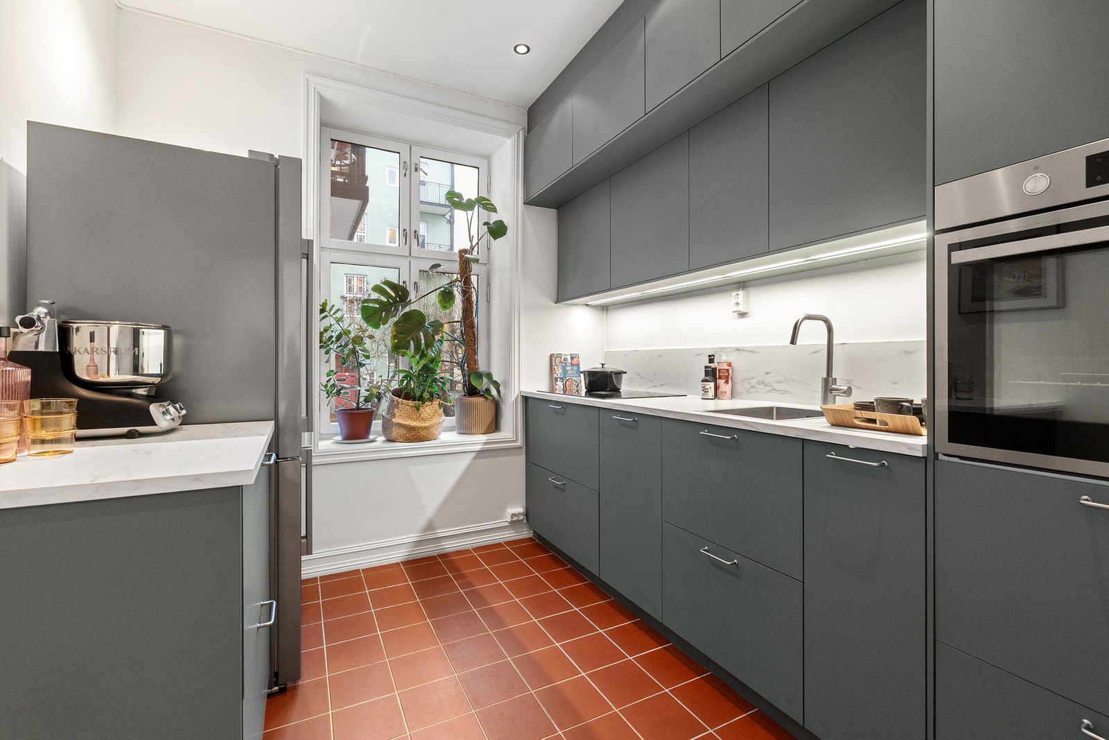 Separat kjøkken med moderne IKEA-innredning fra 2021, med glatte fronter og gode oppbevaringsløsninger. Galleribilde