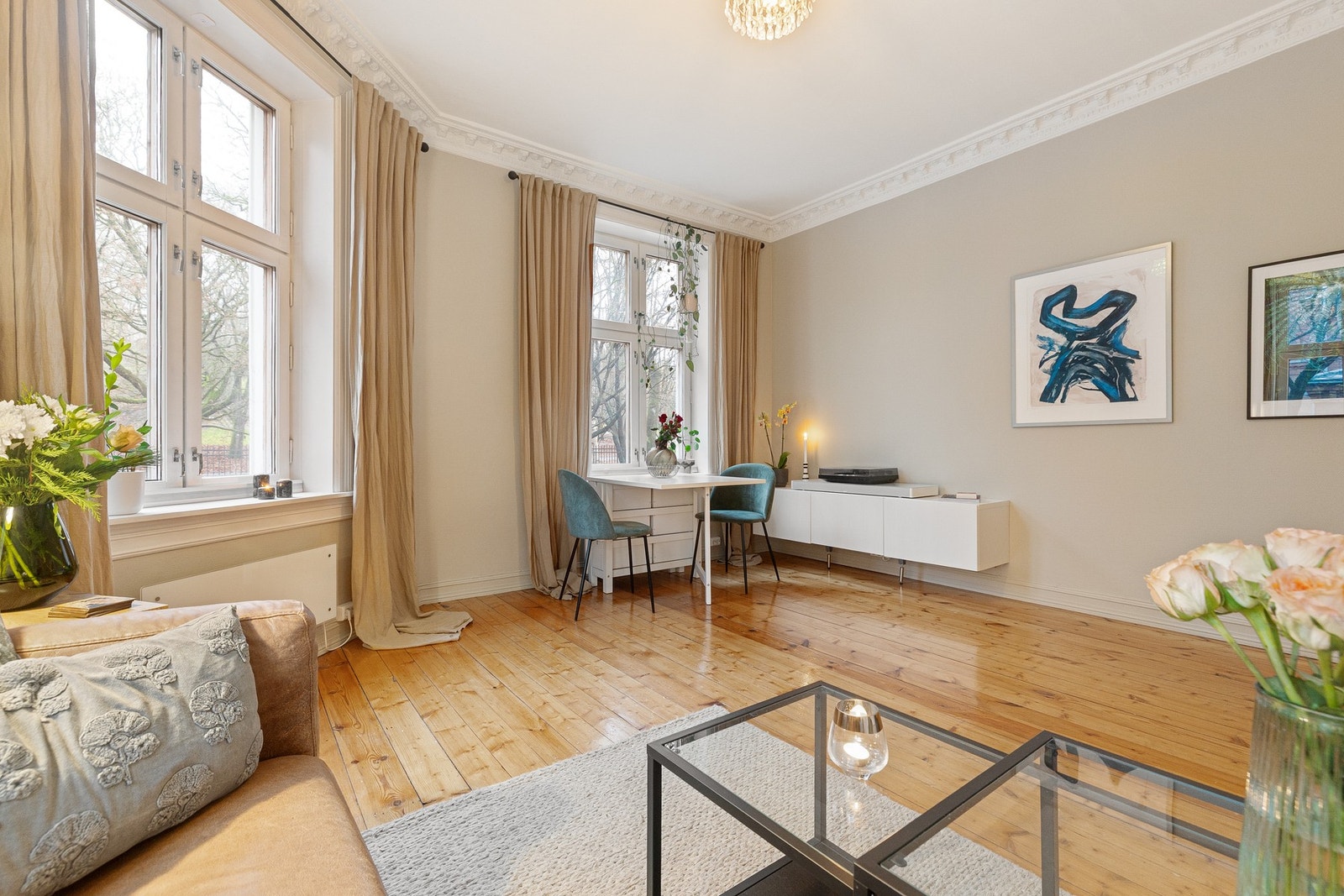 Planløsningen gir en naturlig inndeling for både sofagruppe og spiseplass Galleribilde