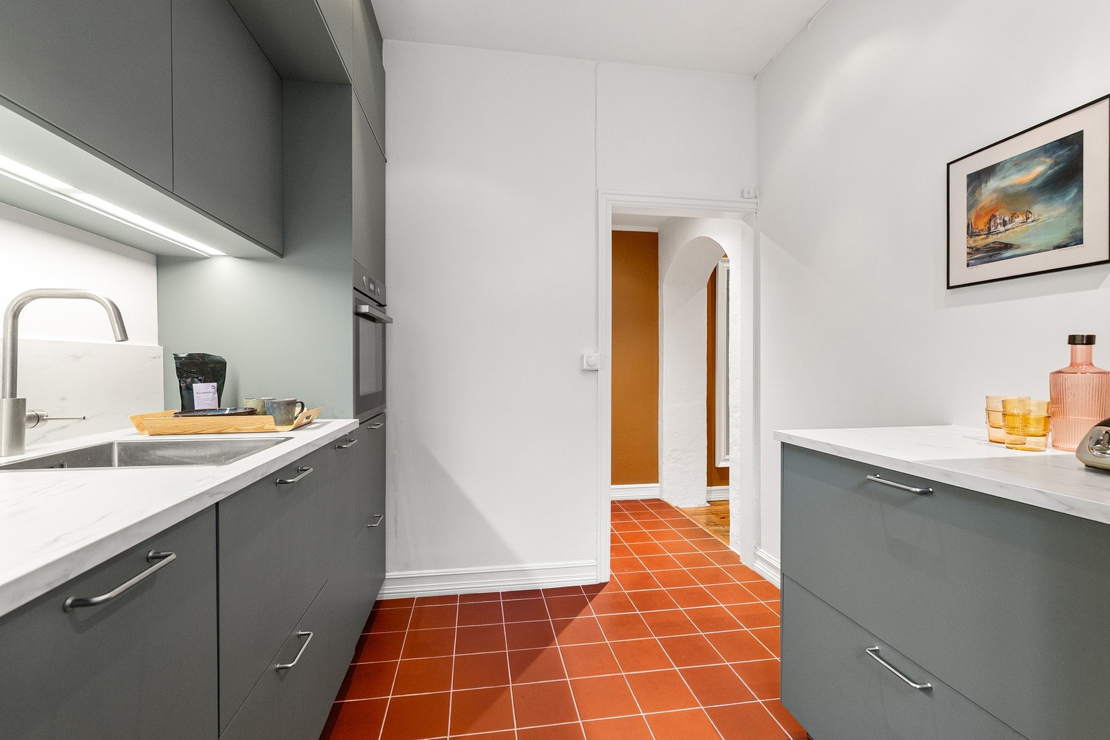 Et praktisk og velutstyrt kjøkken som kombinerer funksjon og design på en god måte. Galleribilde