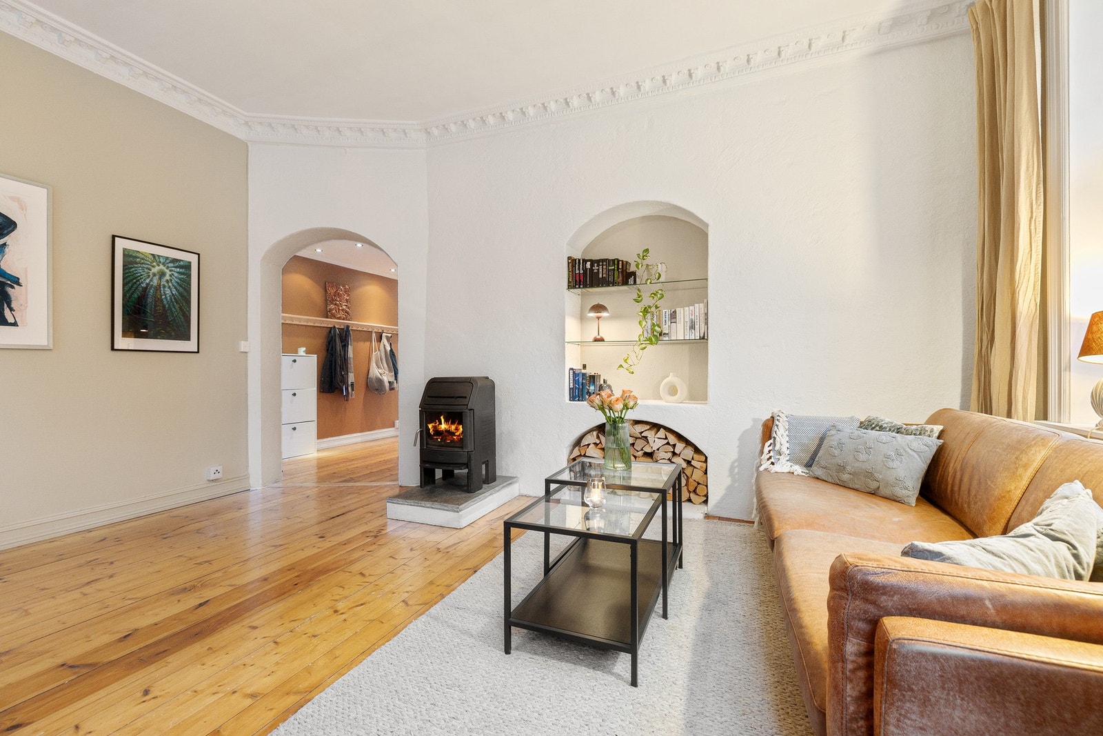 De lyse, nøytrale veggene er et godt utgangspunkt for personlig innredning. Galleribilde